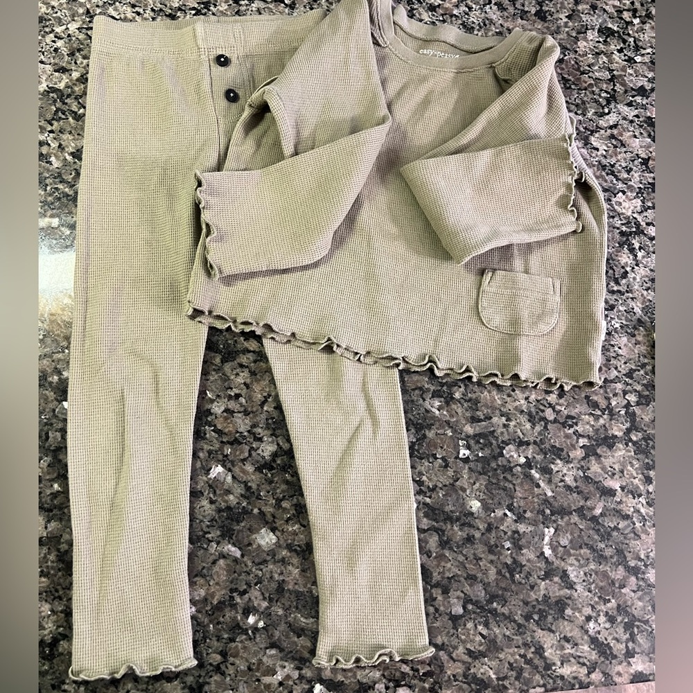 Easy peasy little girl outfit. 97% organic cotton.